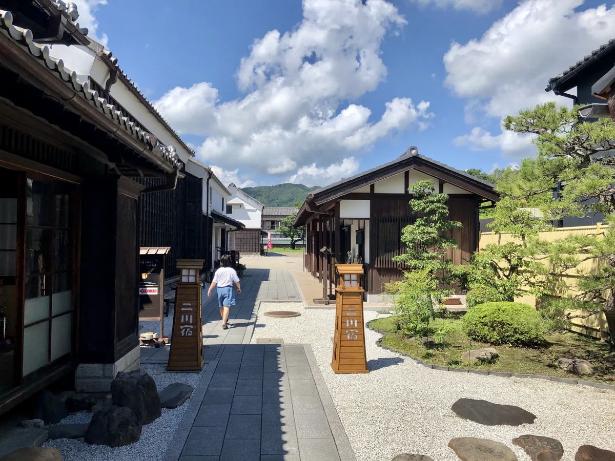 駒屋の中庭と伝統的な建物