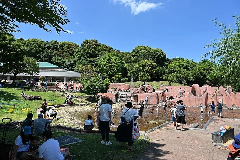 A water-play area and greenery in Akatsukayama Park