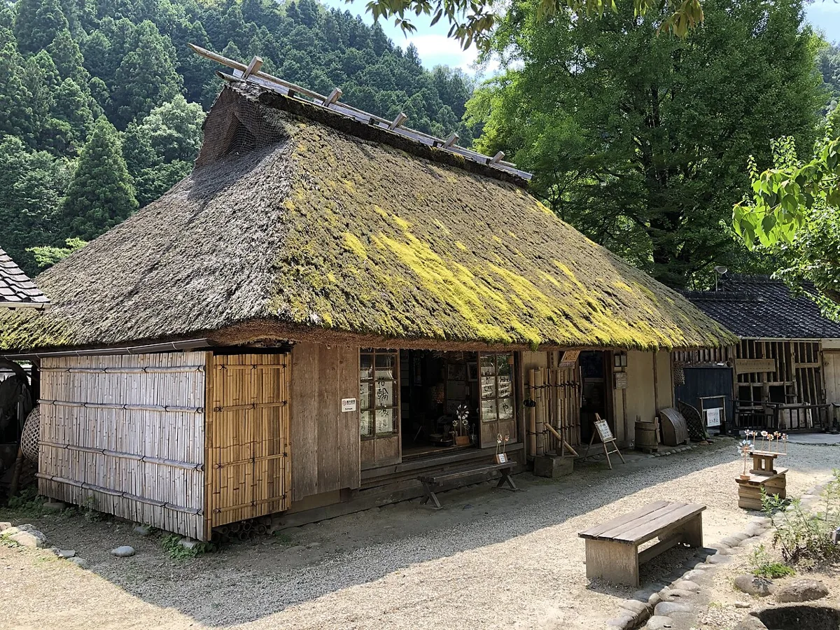 산슈 아스케 야시키의 초가지붕 민가
