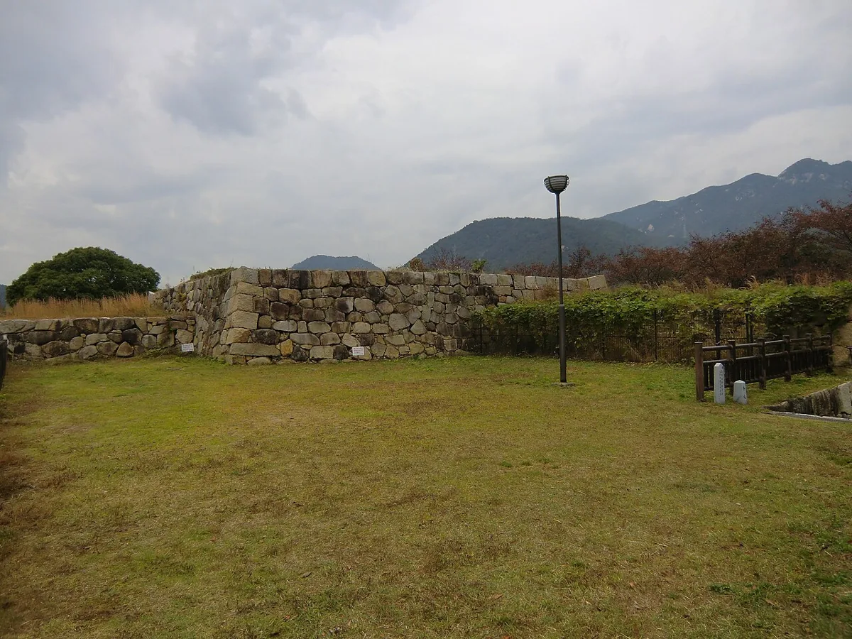 2014年10月、亀居城本丸跡の石垣と緑地
