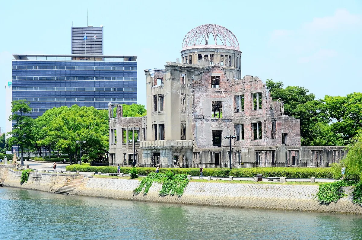 川の向こうから見た原爆ドームの遺構
