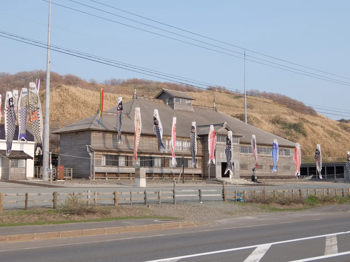 옛 하나다가 어업합숙소의 목조 외관