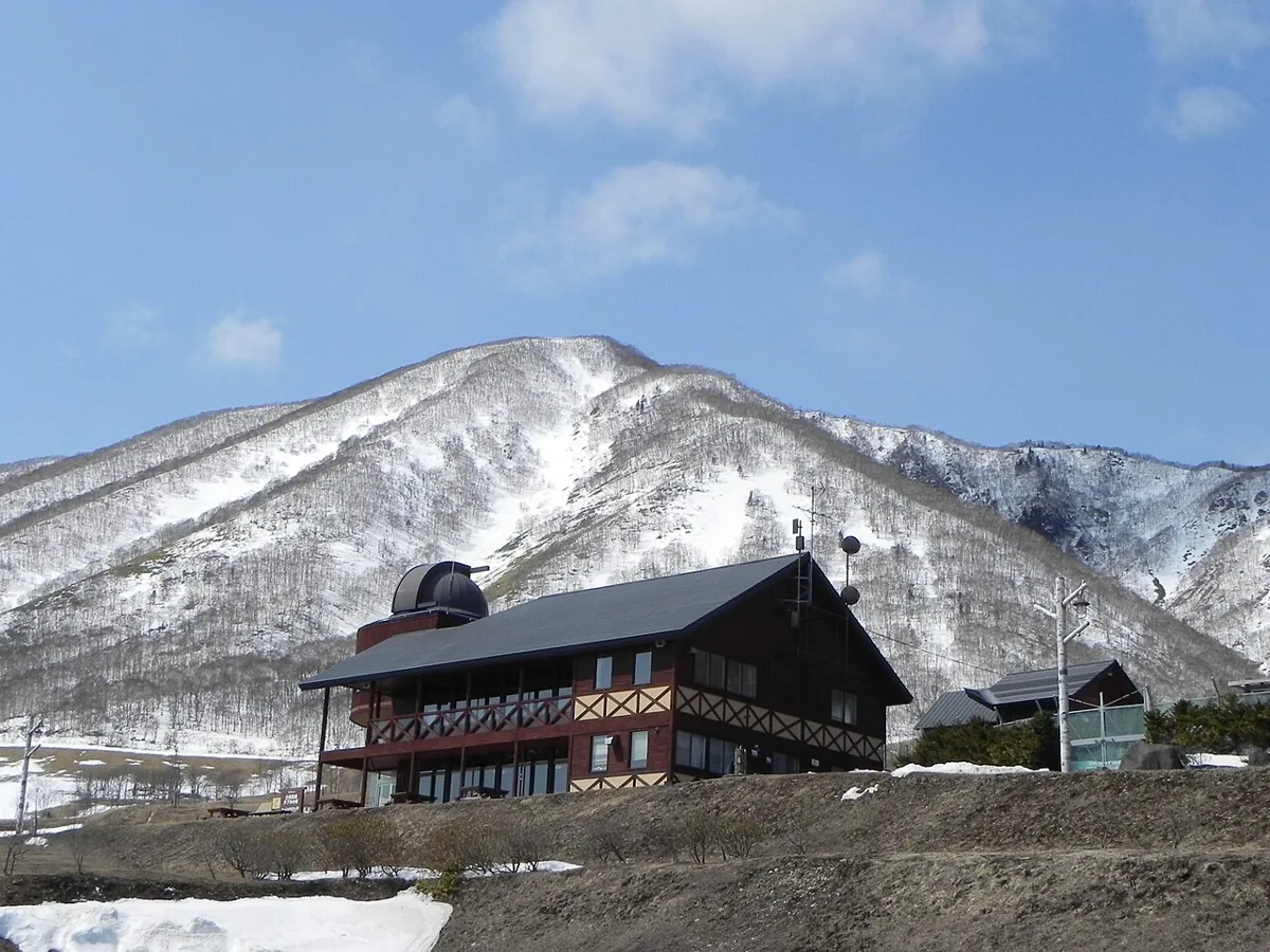 2011년 4월 누푸카노사토와 뒤쪽 산 풍경