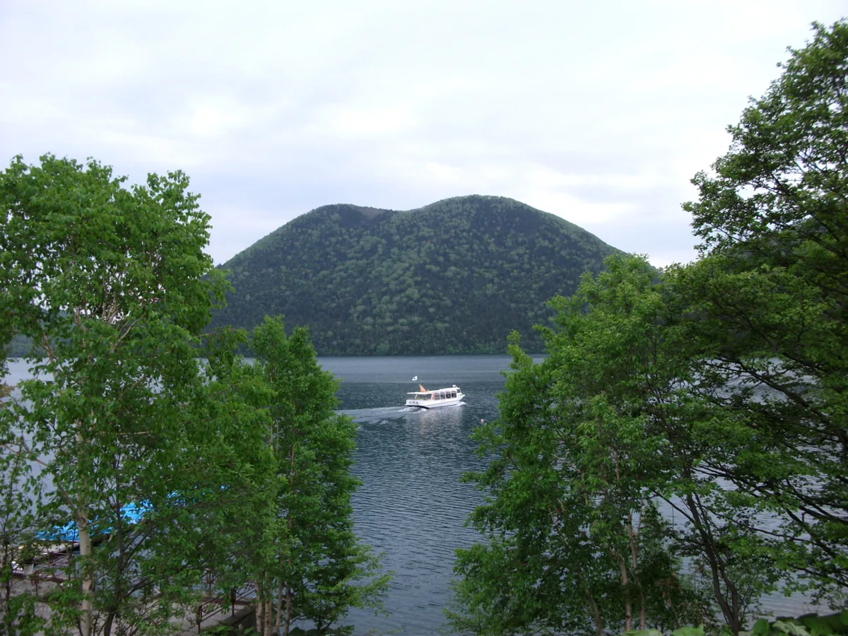 明るさを調整した2011年の然別湖の風景