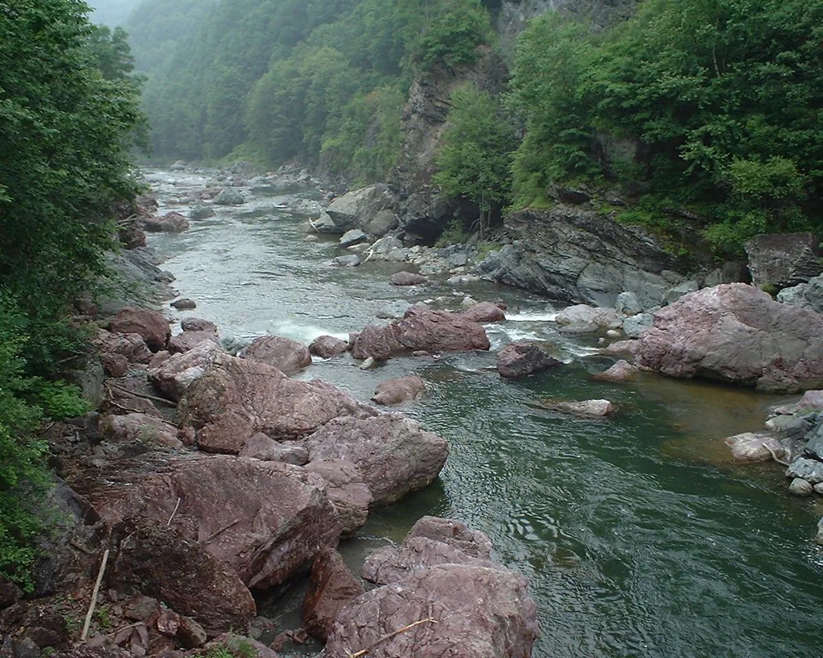 2000年の赤岩青巌峡の川と岩