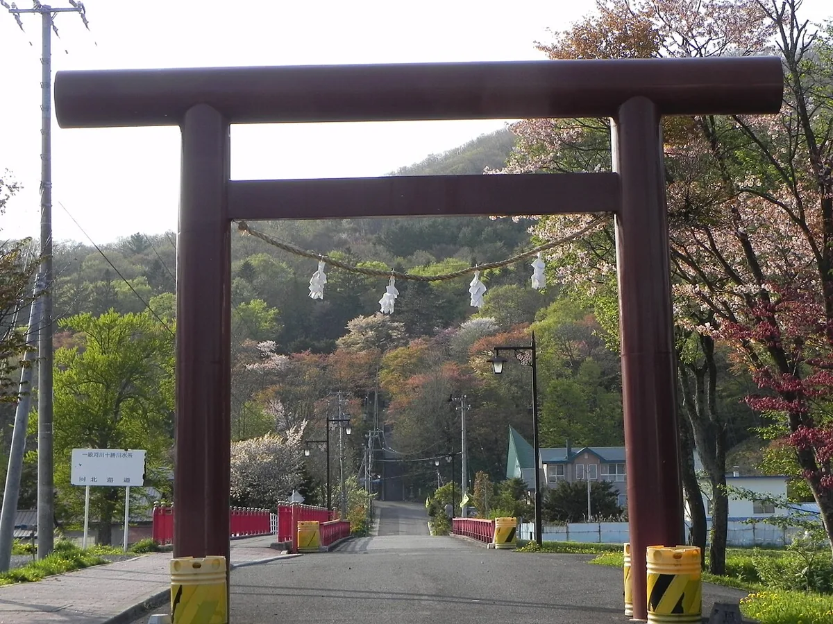 2011년 신토쿠 신사 도리이와 접근 길