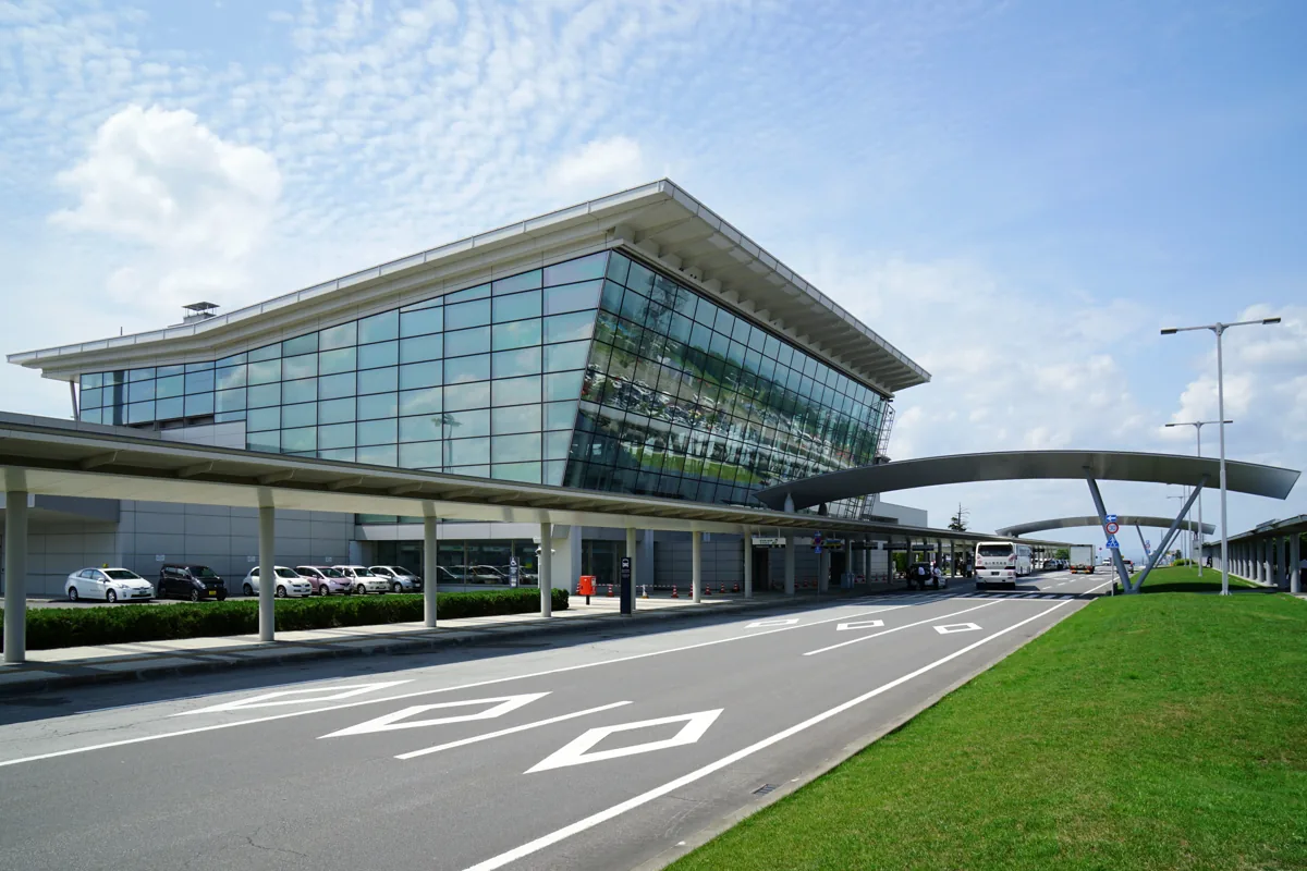 2014년 아사히카와 공항 터미널의 도로 쪽 외관