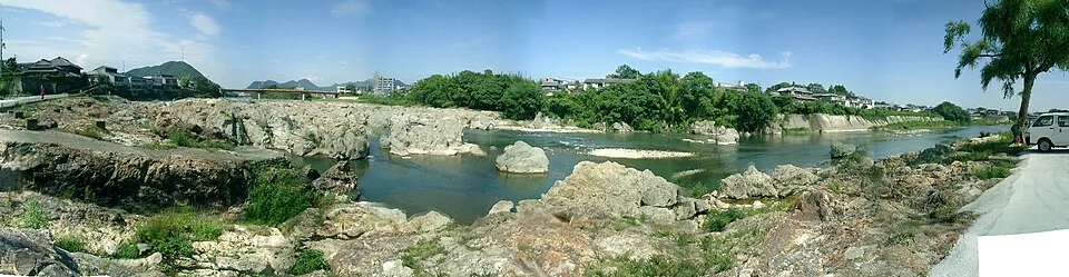2005年の闘竜灘の川と岩のパノラマ