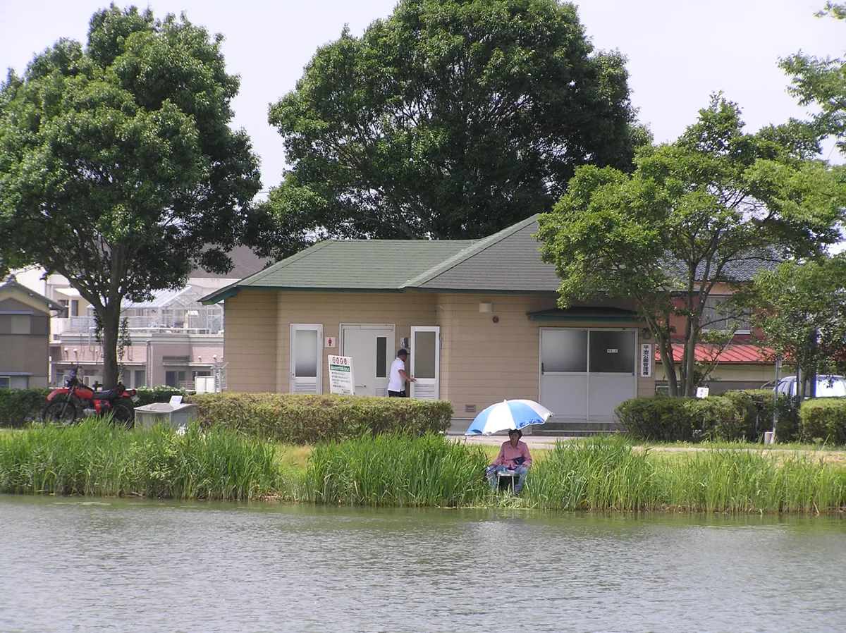 2004年の平池公園の池と休憩施設