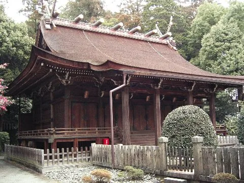 多田神社の本殿と木の囲い
