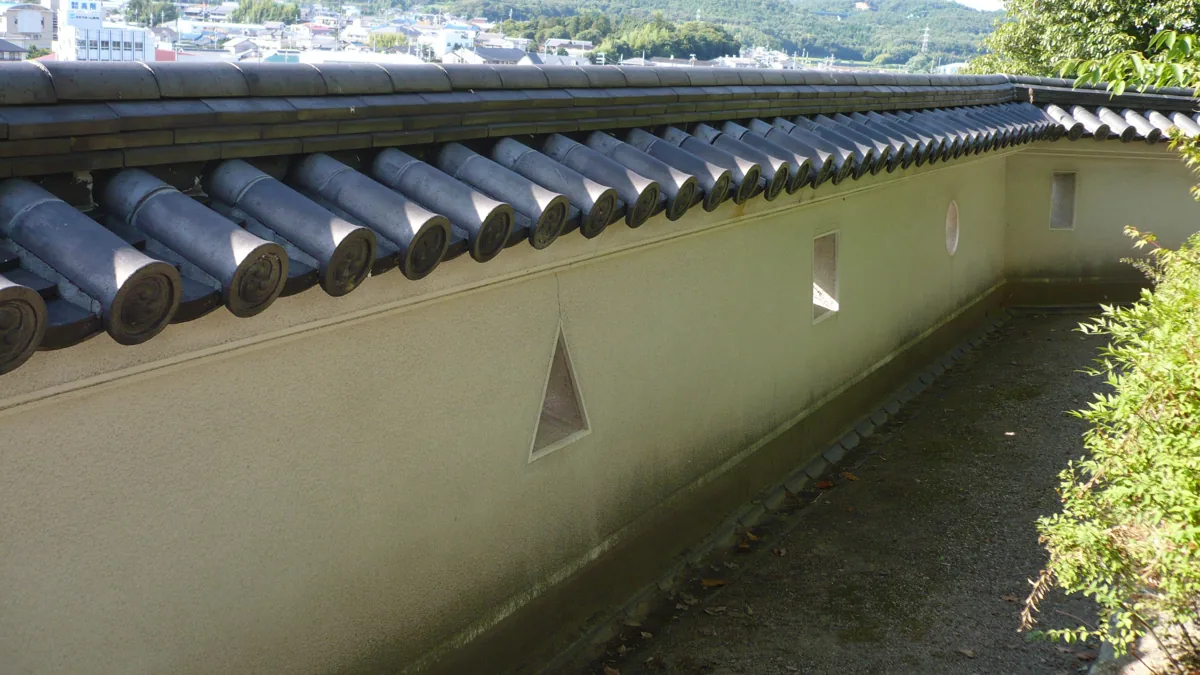 三木城跡の復興された塀