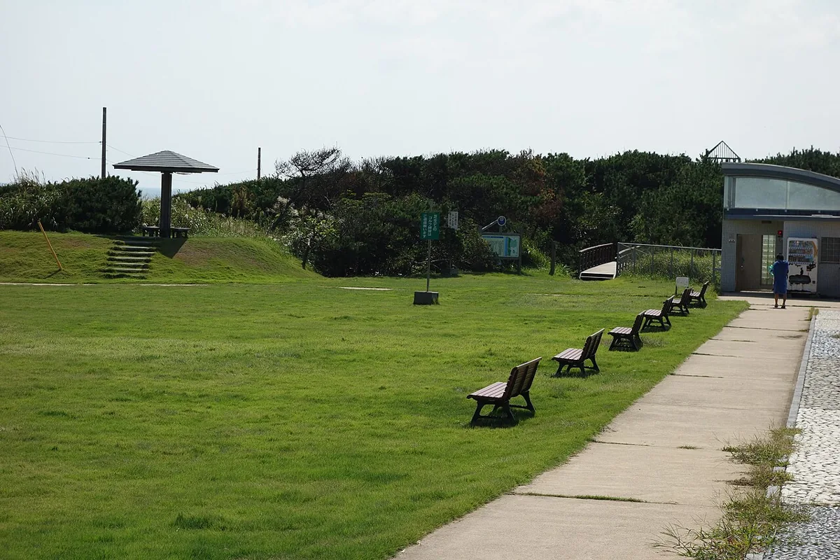 2013년 9월 가시마나다 해변 공원의 잔디와 길