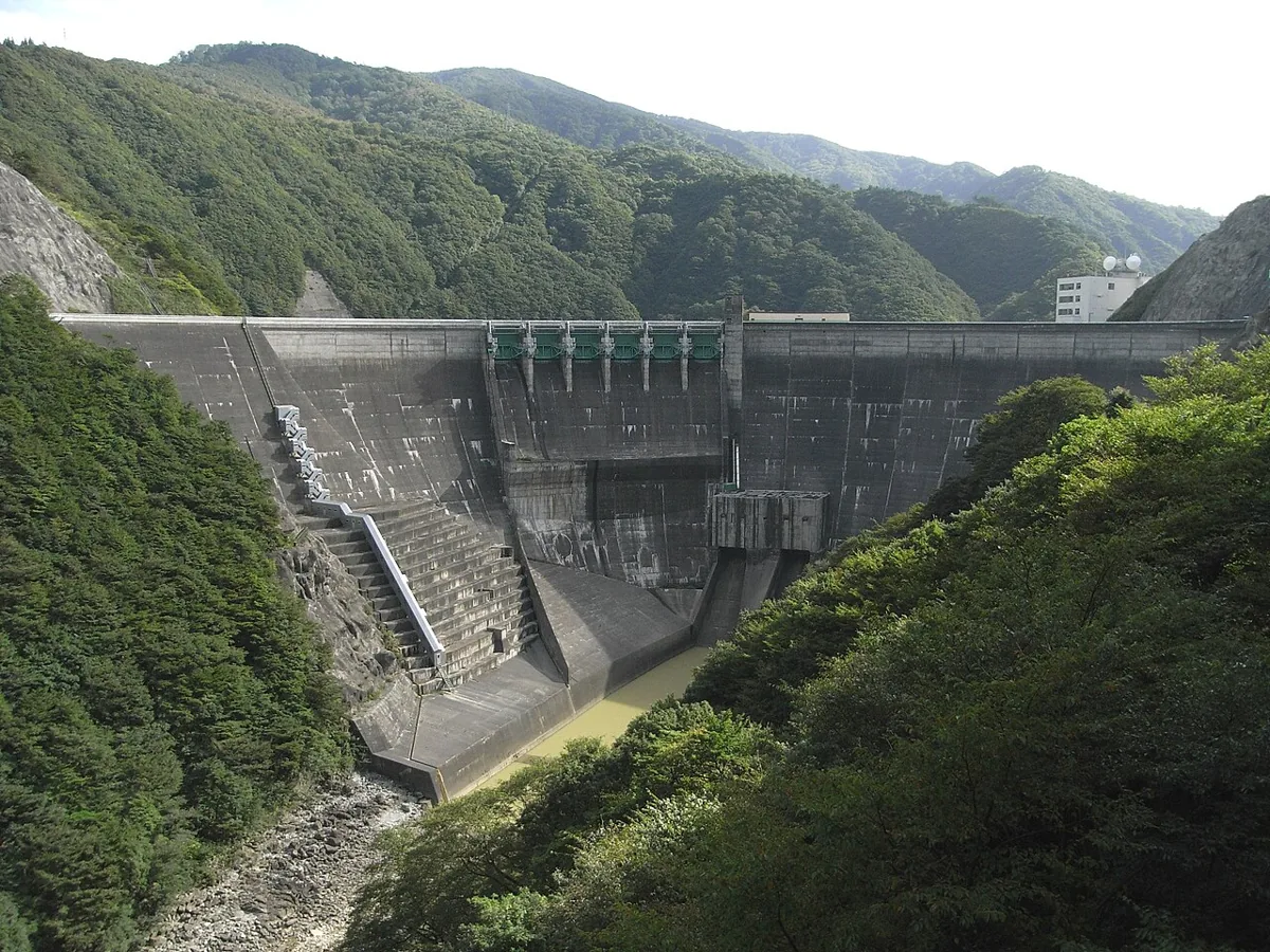 2007년 유다 댐 구조물과 주변 산지