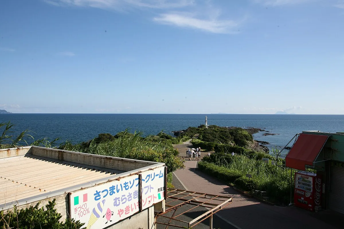 2008年7月の薩摩半島長崎鼻と灯台方向
