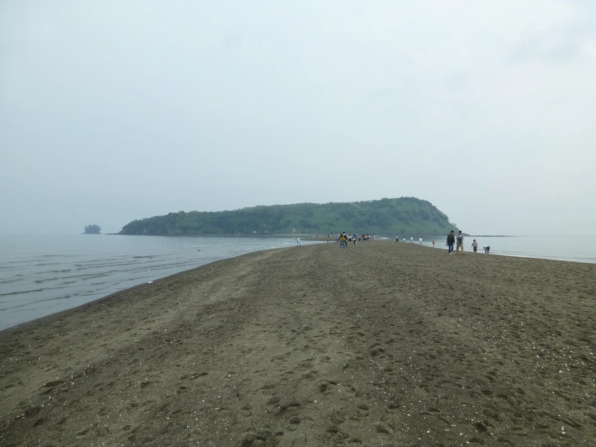 2018年4月に砂州が現れた知林ヶ島と左側の知林小島