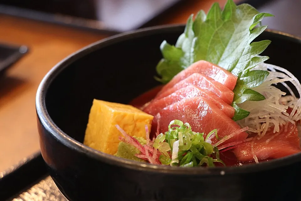 三崎の市場食堂で撮影されたマグロ丼