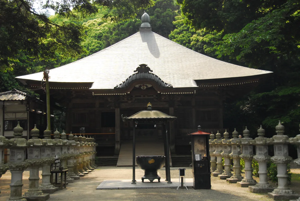 The main hall and forecourt at Iiyama Kannon Chokokuji