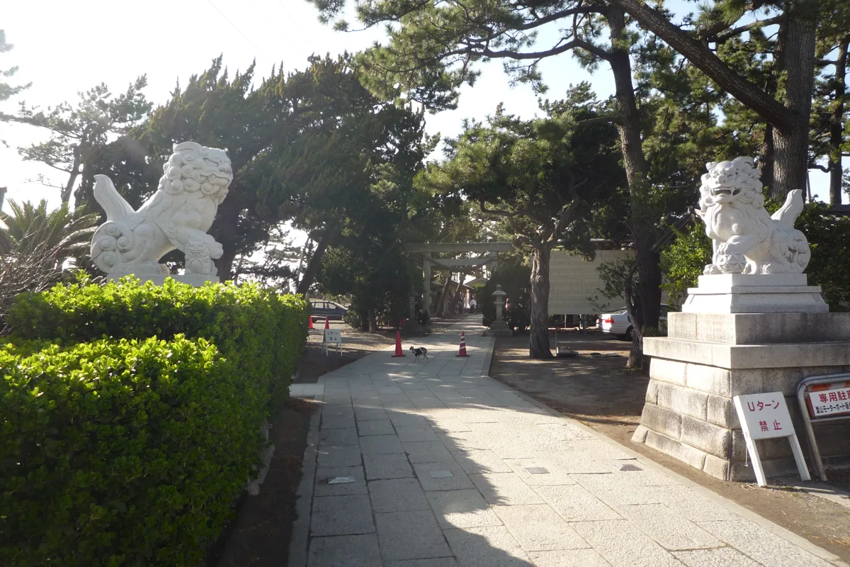 모리토 다이묘진 입구의 사자상과 길