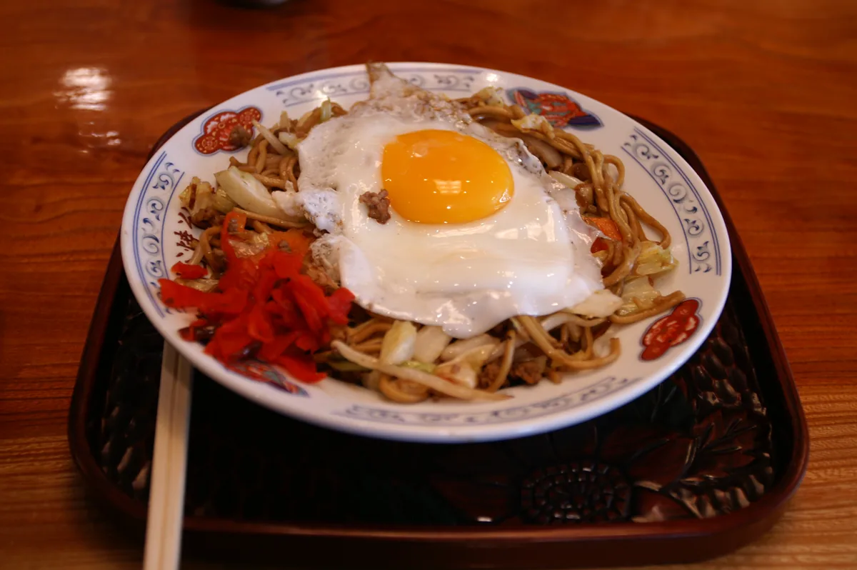 2008年1月の目玉焼きと福神漬けを添えた横手やきそば