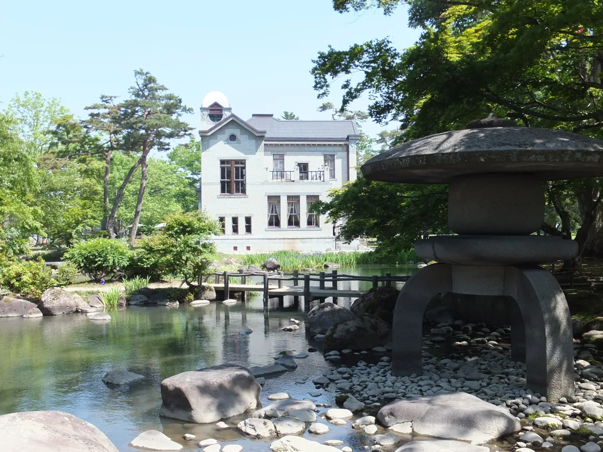 Pond, stone lantern and house at the Former Ikeda Family Garden in May 2014