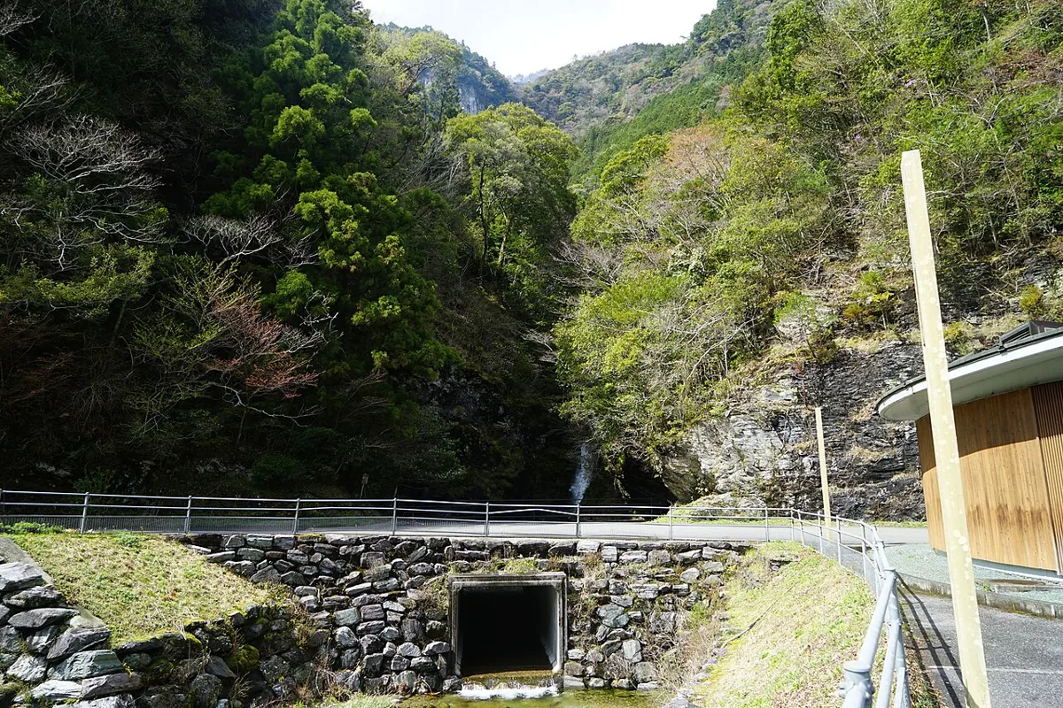 2014年4月の小金滝と周辺施設の遠景