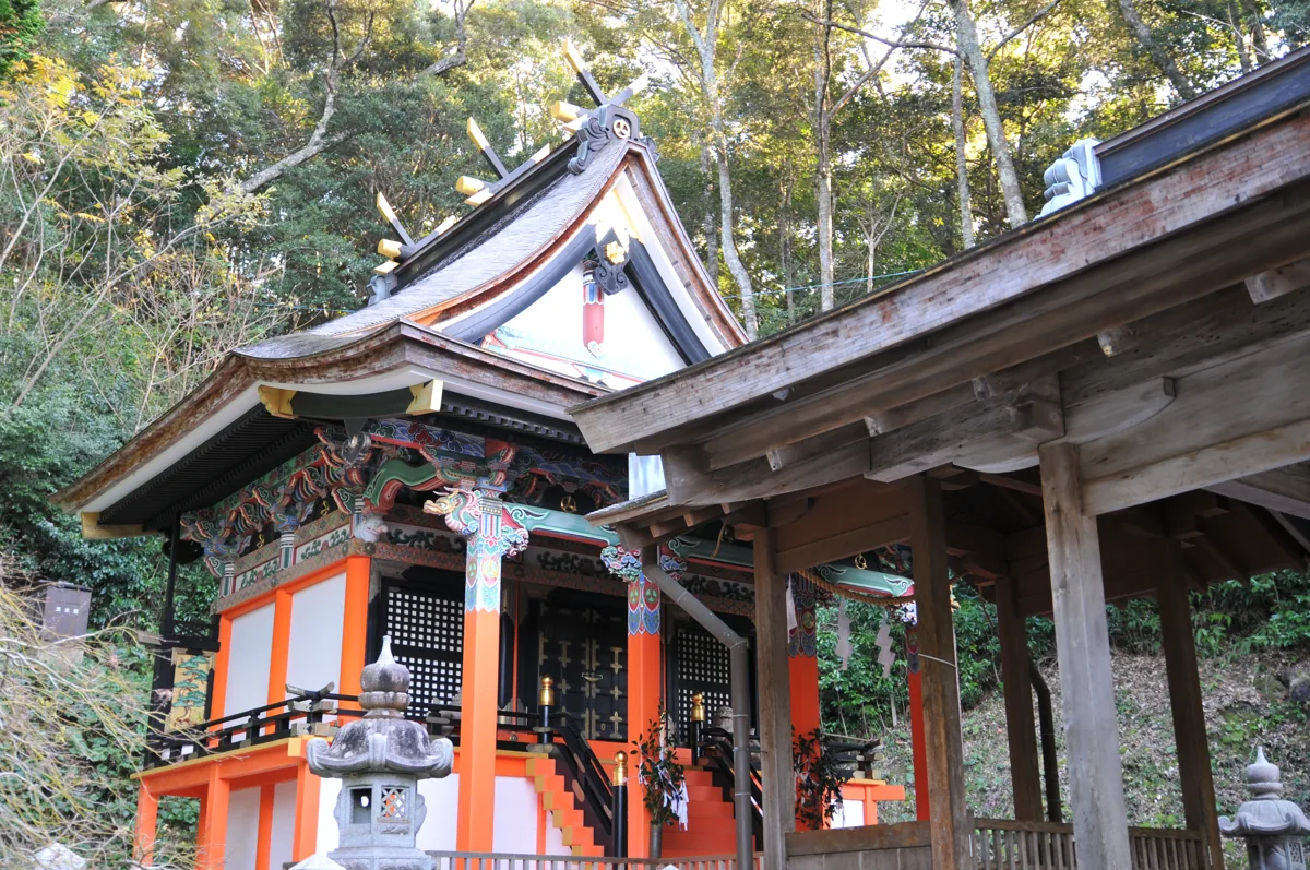 2010年12月の鳴無神社本殿と幣殿の外観