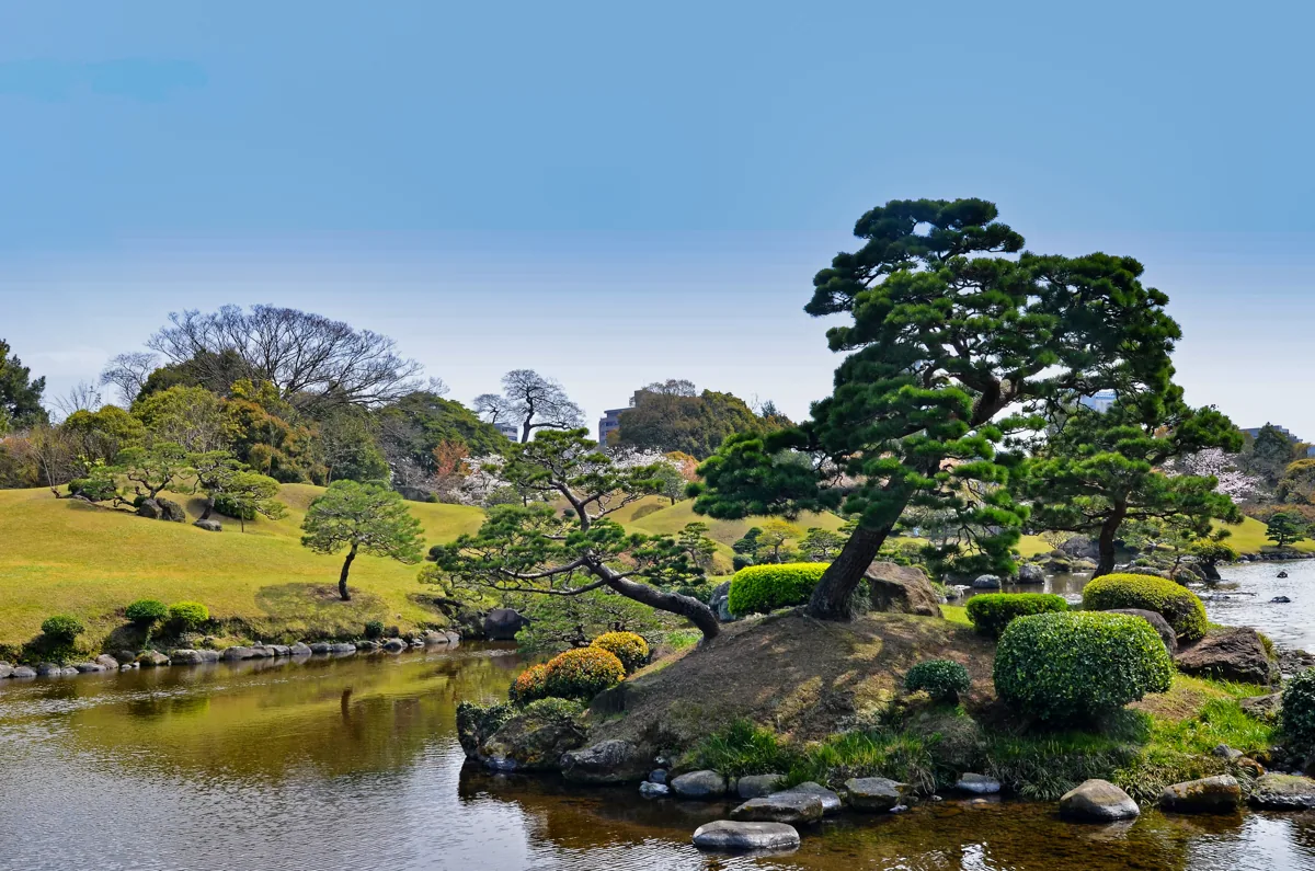 Pond and landscape at Suizenji Jojuen