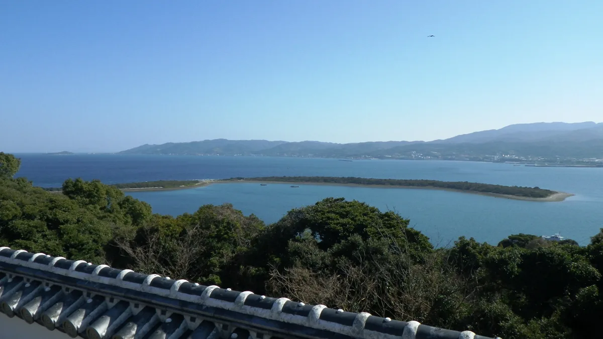 2014年の富岡城跡から見た富岡巴崎方面の海