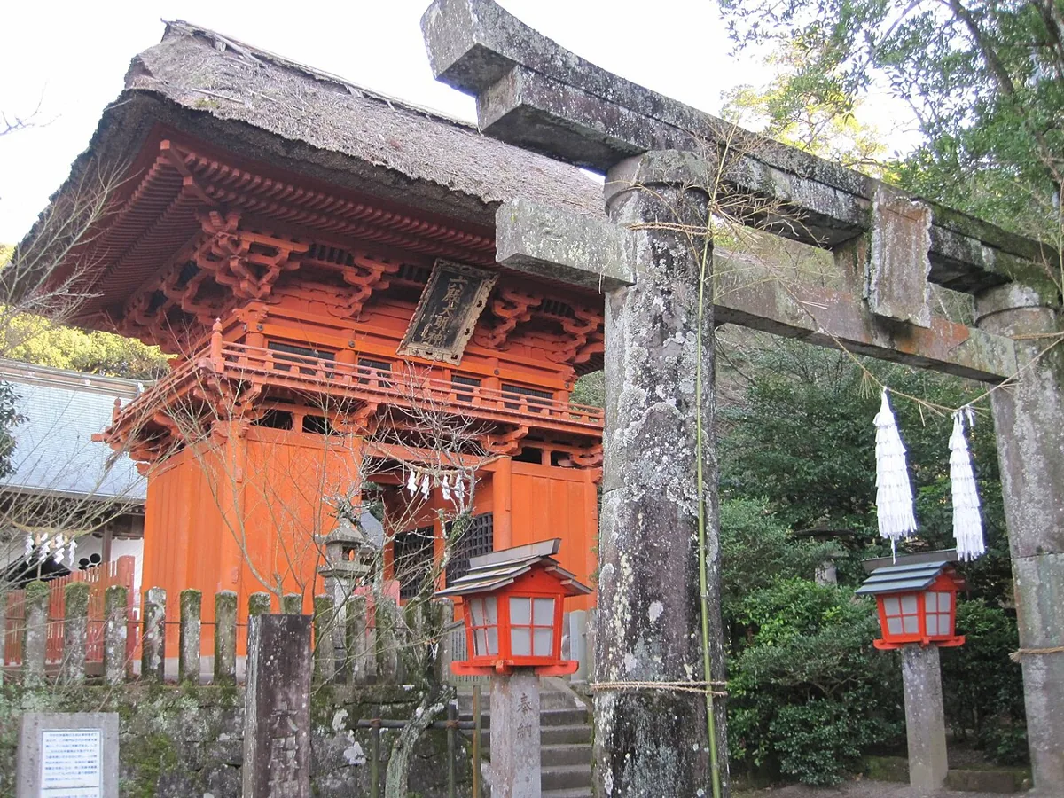 六殿神社の朱色の楼門と石の鳥居、2012年