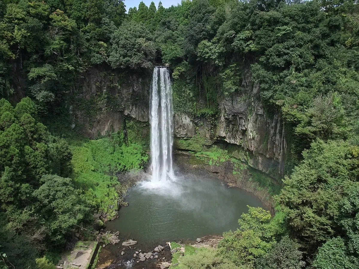 森と岩間を落ちる五老ヶ滝、2010年