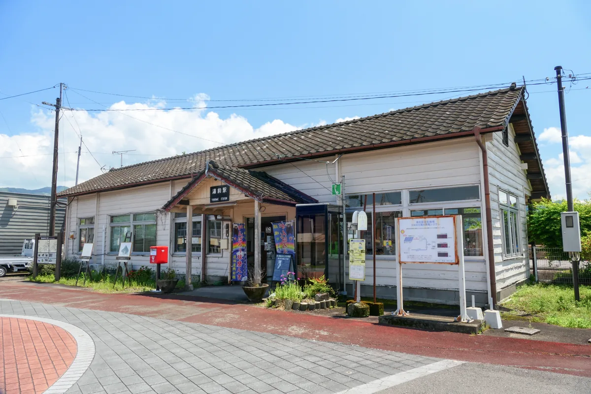 湯前駅の木造駅舎外観、2023年