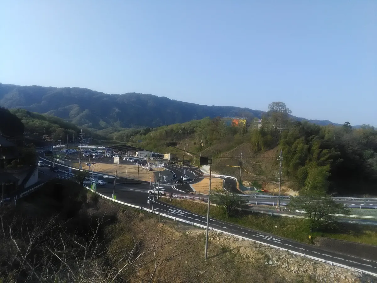 쓰키가세구치역에서 본 도로 휴게 시설, 2017년 4월