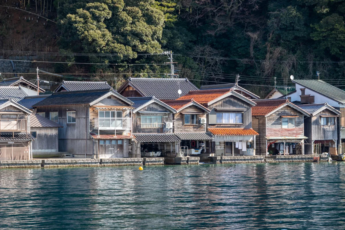 2023年の伊根湾沿いの舟屋