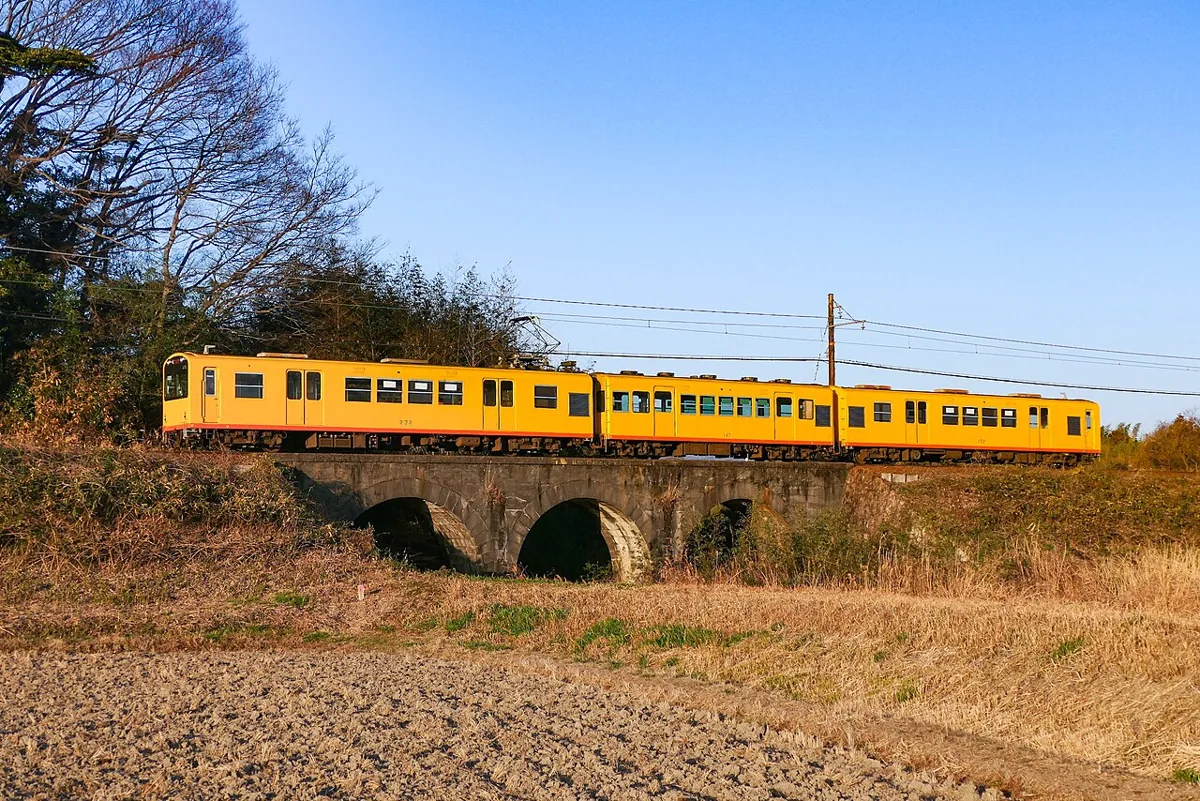 2026年1月のめがね橋を渡る北勢線列車