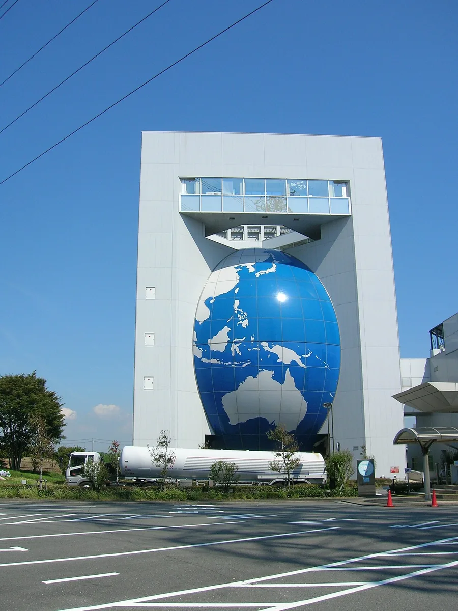 가와고에 전력관의 지구 모형이 있는 외관, 2011년