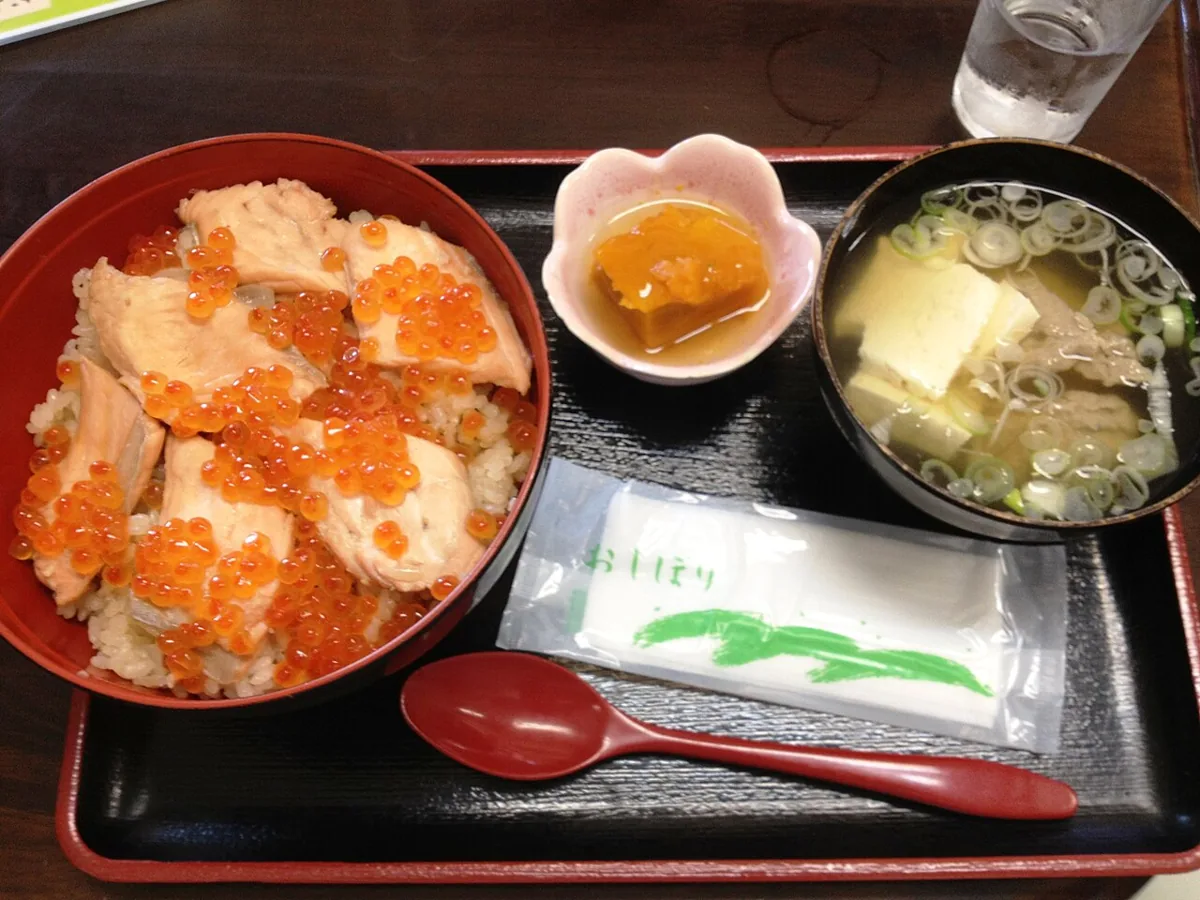 2012年撮影のはらこめしと汁物