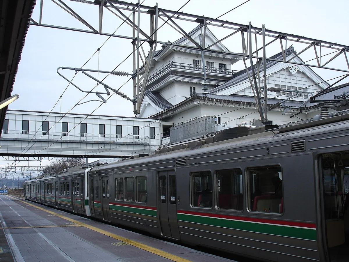 2013年に駅とともに撮影された城のような悠里館