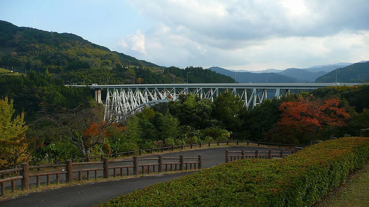 2009年撮影の谷を渡る青雲橋