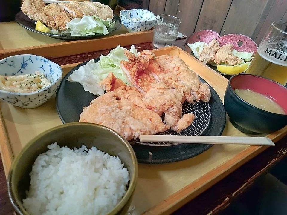 ご飯とキャベツを添えた山賊焼きの食事