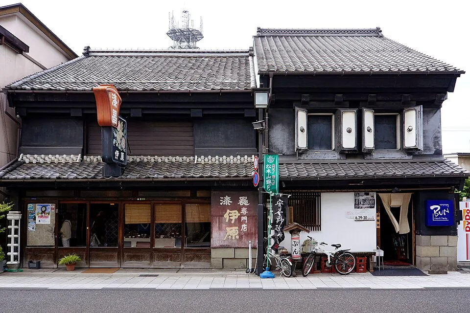 2013年の中町通りの瓦屋根と蔵の建物