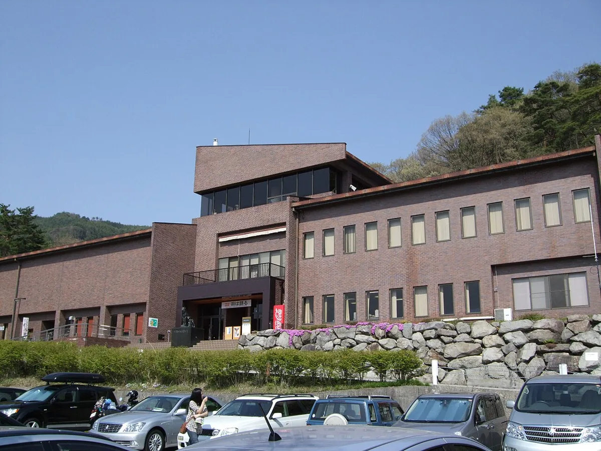 2009年5月の市立大町山岳博物館の外観