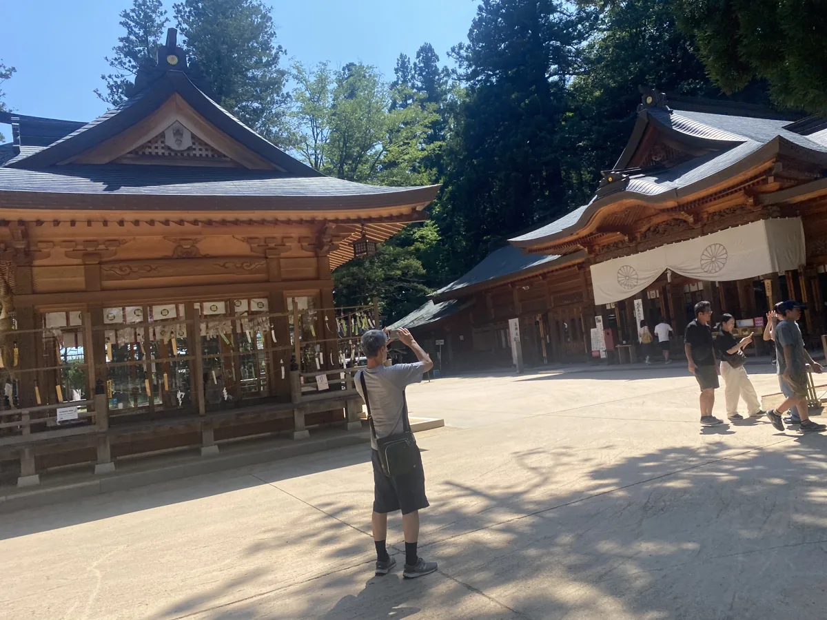 穂高神社本宮の境内