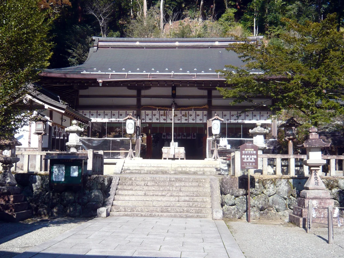 2011년 니우카와카미 신사 중사 배전