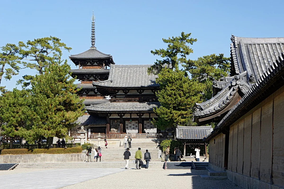 2010年の法隆寺中門と五重塔