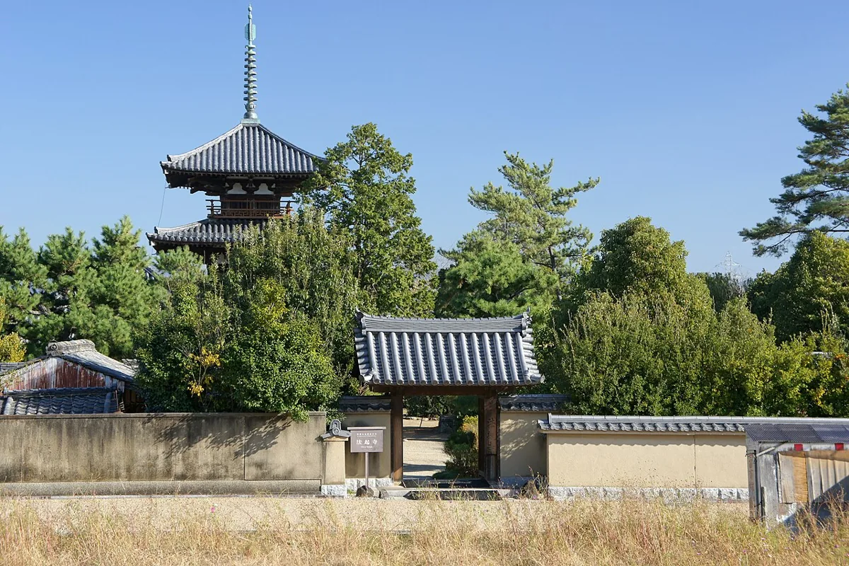 2010年の法起寺三重塔と境内入口