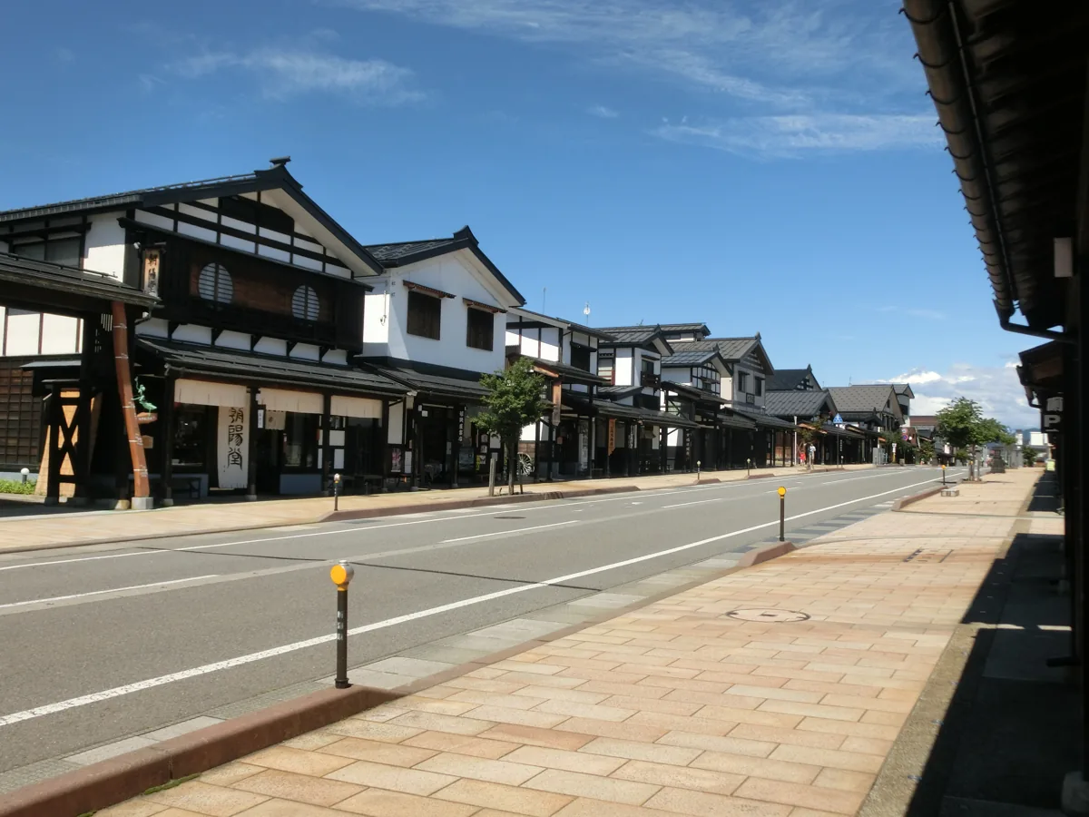 塩沢宿牧之通りの雁木の町並み、2016年