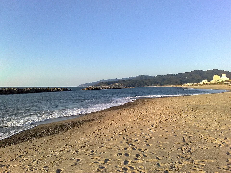 瀬波海岸の砂浜と海