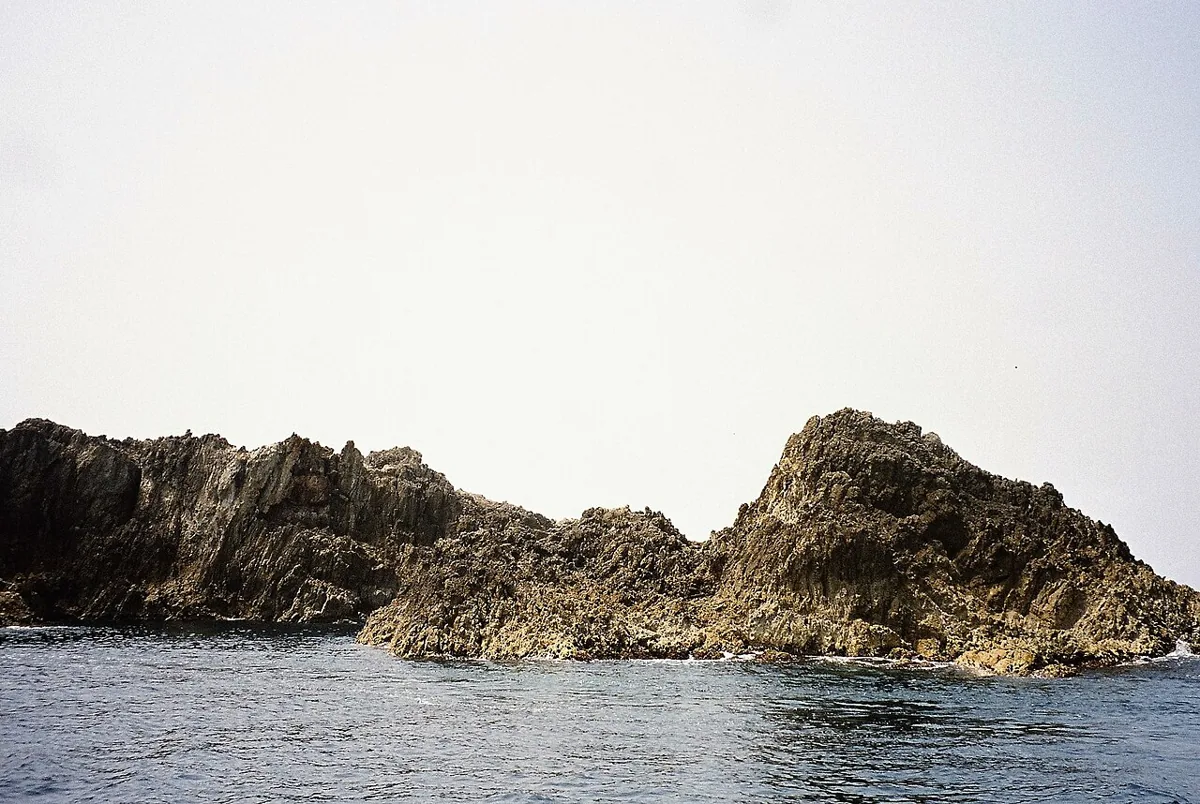 배 위에서 본 센카쿠만 해안, 2006년