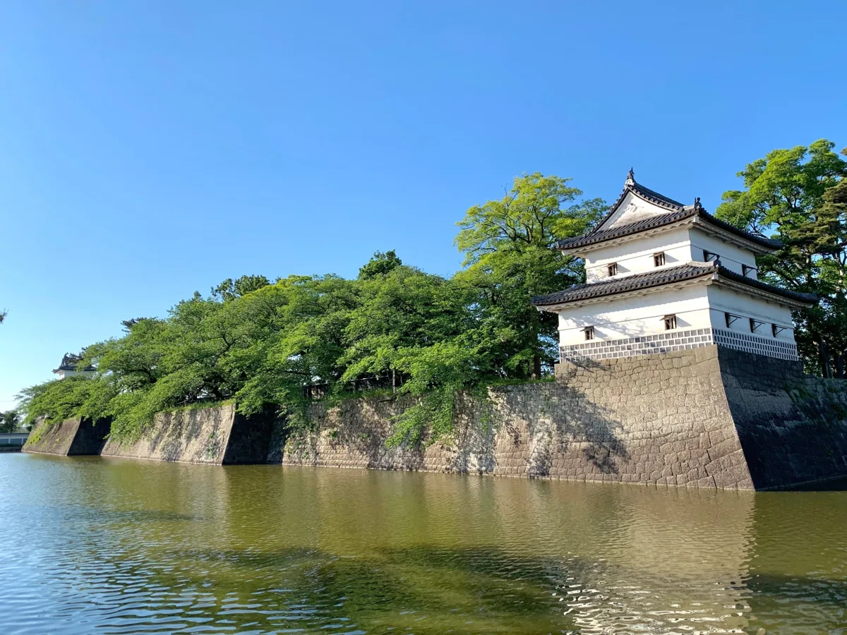 Moat and old Ninomaru corner turret at Shibata Castle in May 2020