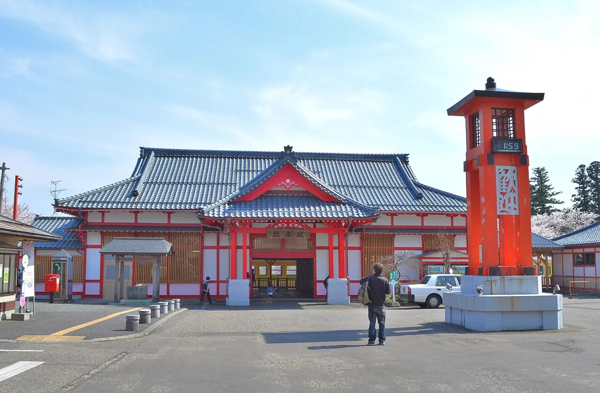 2014年の弥彦駅外観と駅前広場